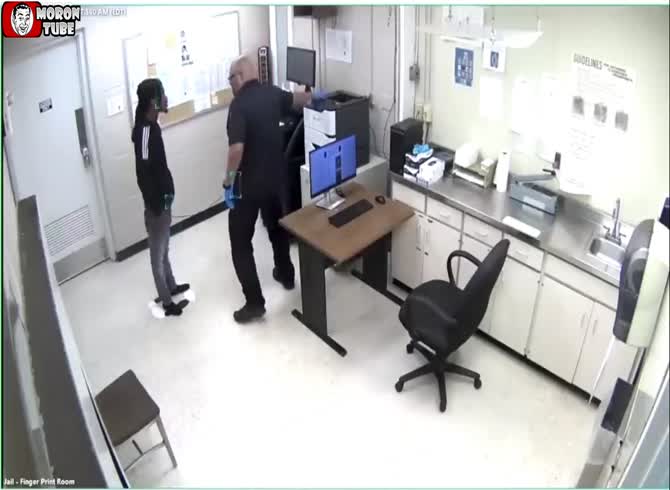 Video :After smacking the suspect, a police officer was detained